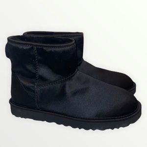 ⭐️NWOB UGG Satin Sheepskin Short Boots⭐️